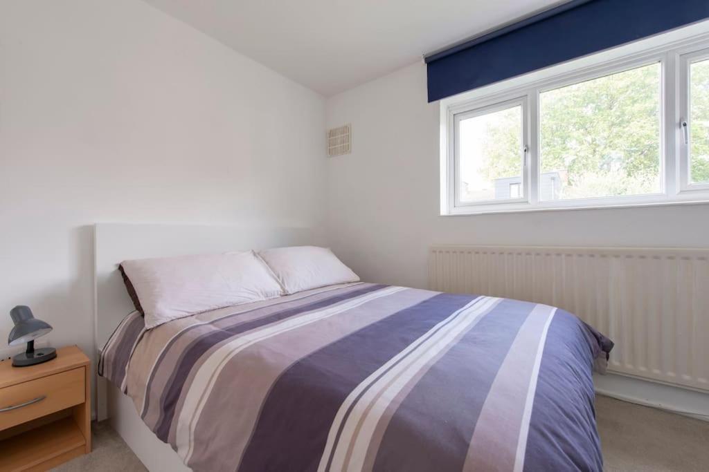 Case de vacanță Lovely 2-bed 15 Minutes To *