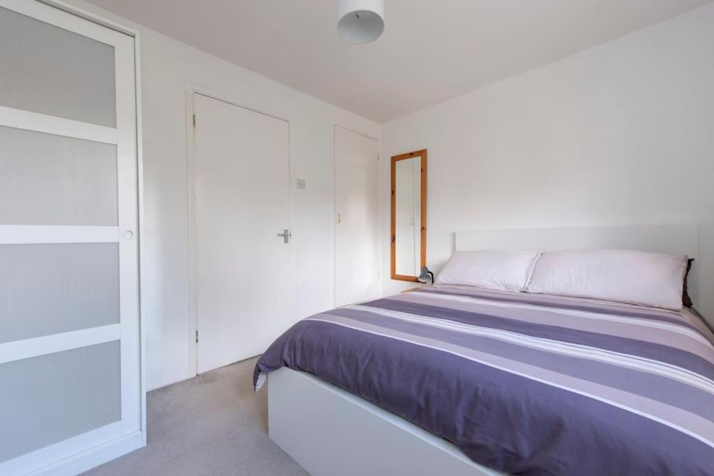 Case de vacanță Lovely 2-bed 15 Minutes To *