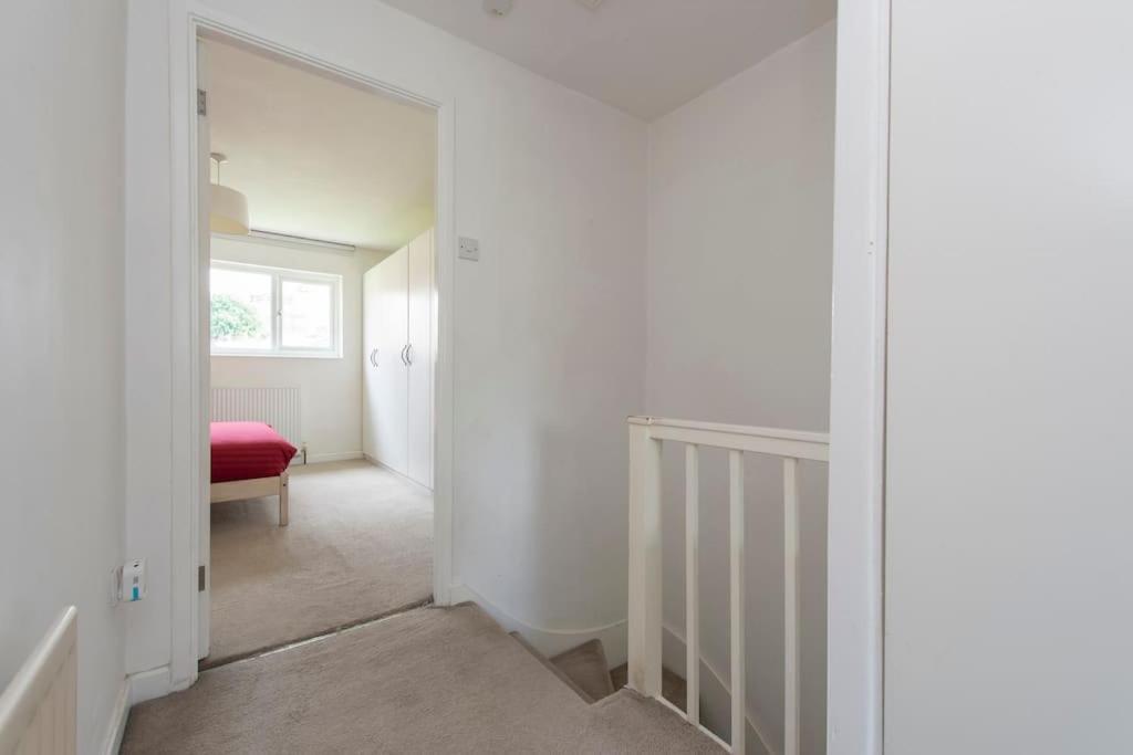 Lovely 2-bed 15 Minutes To Case de vacanță