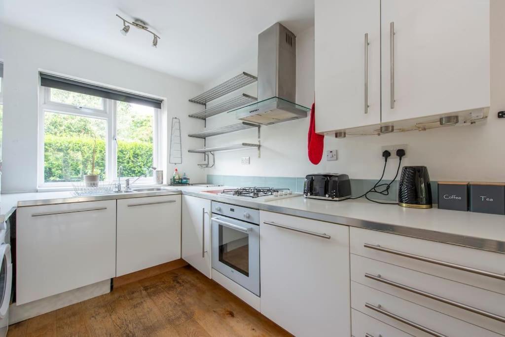 Lovely 2-bed 15 Minutes To Case de vacanță Londra