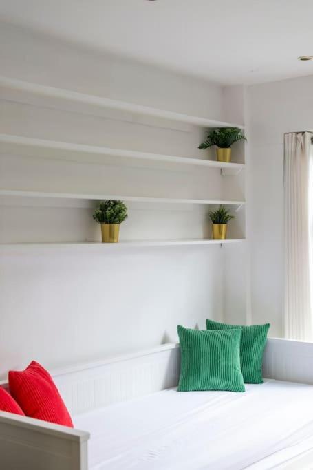 Case de vacanță Lovely 2-bed 15 Minutes To *