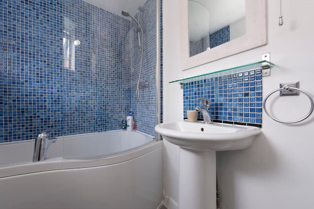 Lovely 2-bed 15 Minutes To Case de vacanță Londra