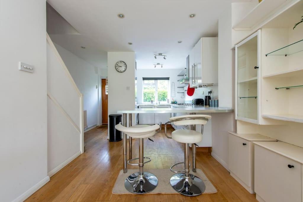 Case de vacanță Lovely 2-bed 15 Minutes To