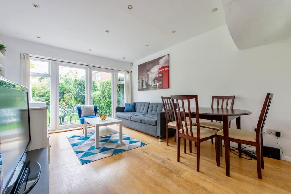Lovely 2-bed 15 Minutes To Case de vacanță Londra